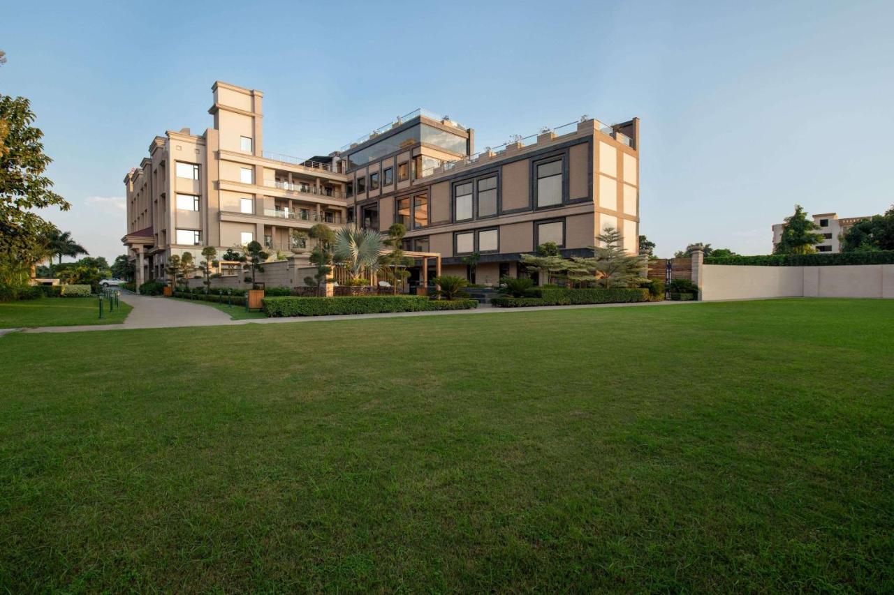 Ramada By Wyndham Varanasi Katesar Chandauli Exteriér fotografie