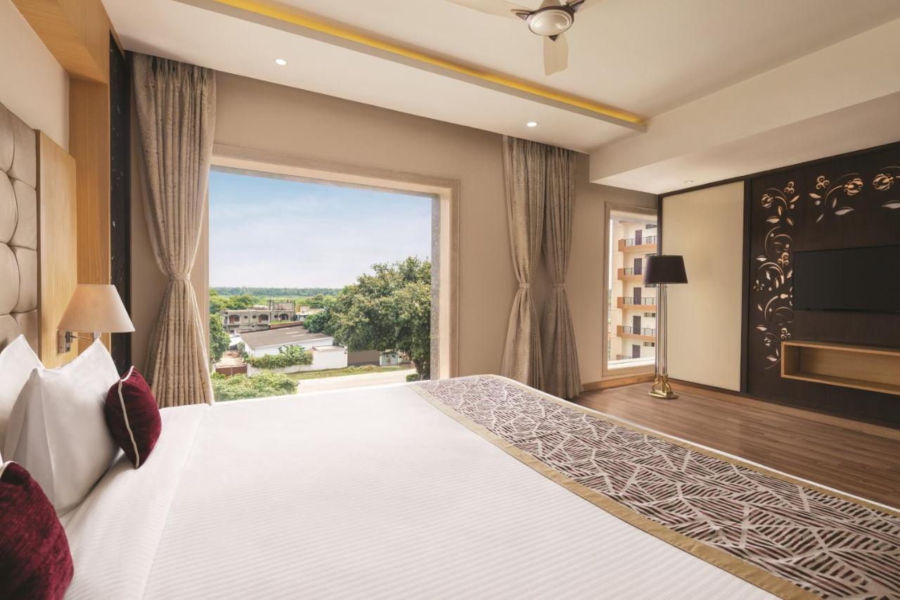 Ramada By Wyndham Varanasi Katesar Chandauli Exteriér fotografie