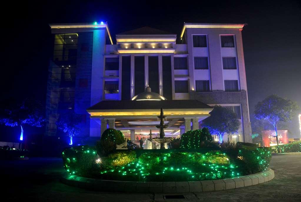 Ramada By Wyndham Varanasi Katesar Chandauli Exteriér fotografie