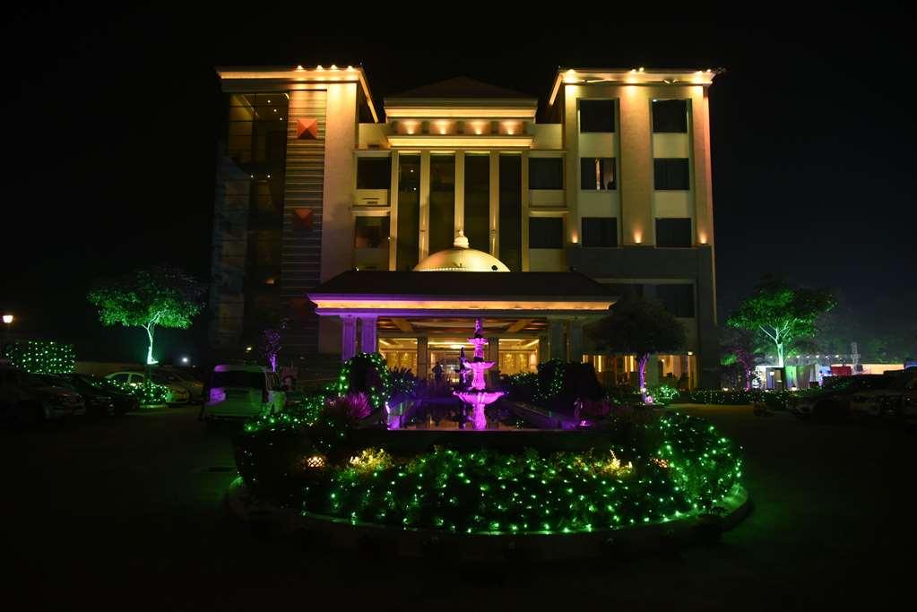 Ramada By Wyndham Varanasi Katesar Chandauli Exteriér fotografie